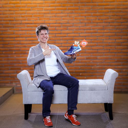 Eine Frau auf einer Sitzbank