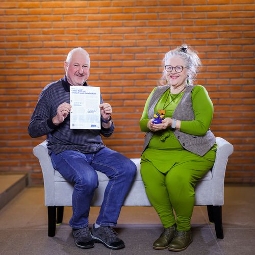 Eine Frau und ein Mann auf einer Sitzbank