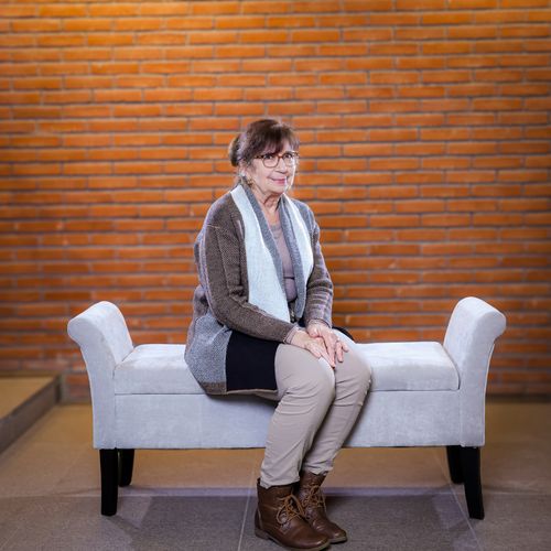 Eine Frau auf einer Sitzbank
