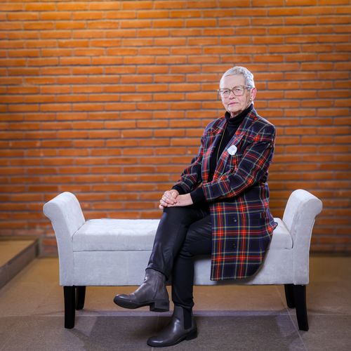Eine Frau auf einer Sitzbank