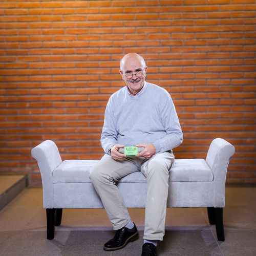Ein Mann auf einer Sitzbank