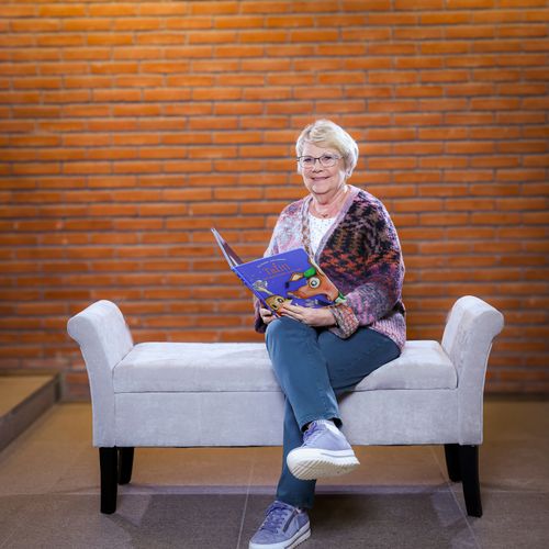 Eine Frau auf einer Sitzbank