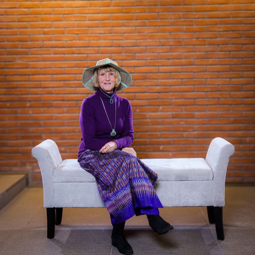 Eine Frau auf einer Sitzbank