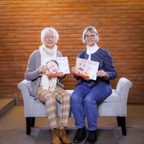 Zwei Frauen auf einer Sitzbank