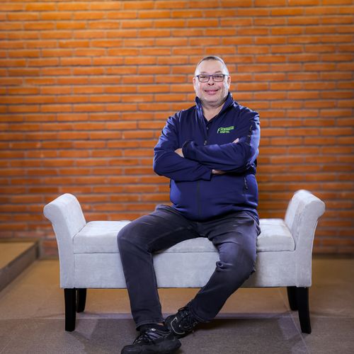 Ein Mann auf einer Sitzbank