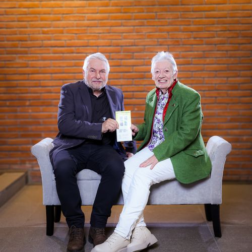 Ein Mann und eine Frau auf einer Sitzbank