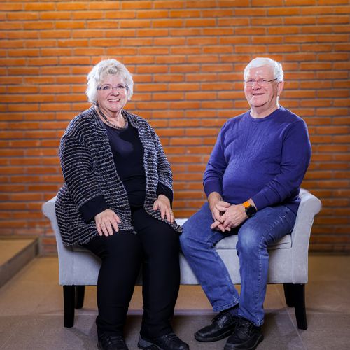 Eine Mann und eine Frau auf einer Sitzbank