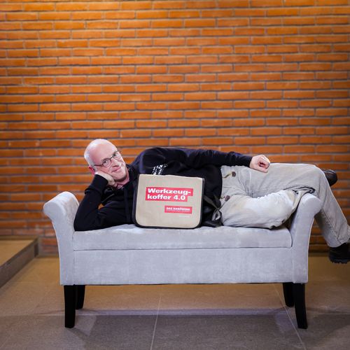 Ein Mann auf einer Sitzbank