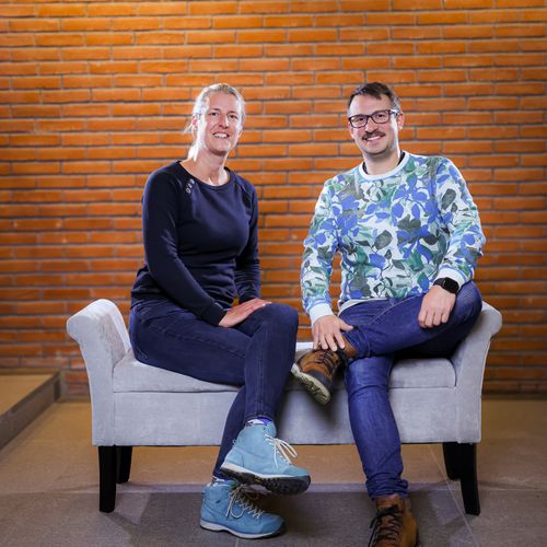Eine Mann und eine Frau auf einer Sitzbank