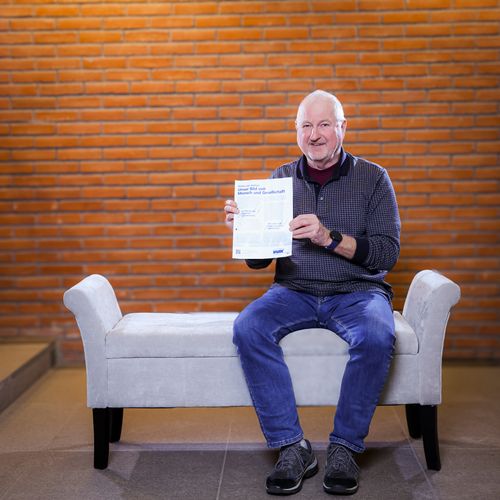 Ein Mann auf einer Sitzbank