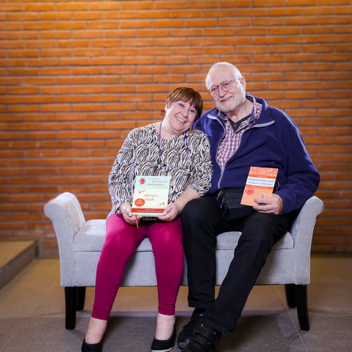 Ein Mann und eine Frau auf einer Sitzbank