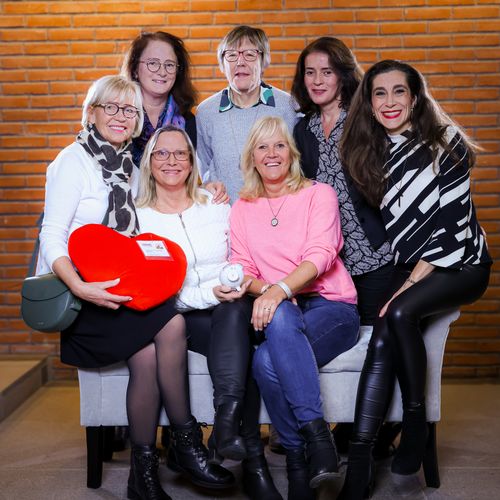 Eine Gruppe von Frauen auf einer Sitzbank