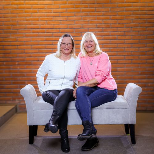 Zwei Frauen auf einer Sitzbank