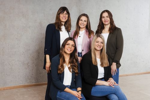 Fünf junge Frauen lächeln in die Kamera