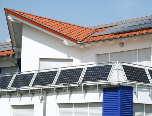 Mehrere Solarpanele auf einem Balkon